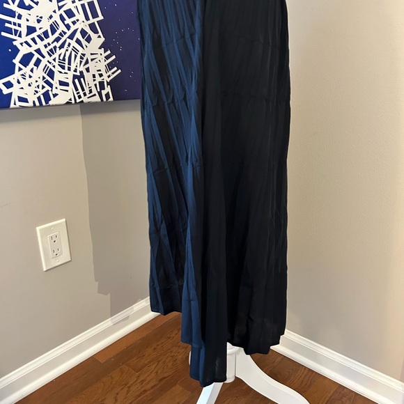 Babette SF longer in back shorter in front crinkle skirt - Picture 2 of 6